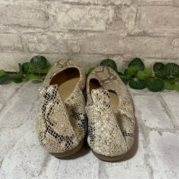 Vince Camuto Leather Snake Skin Patterned Slip On Flats Size 7.5 M - Picture 3 of 6